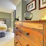 Stylish 2 Bedroom Maisonette With Parking