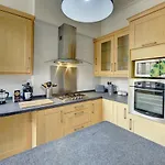 Stylish 2 Bedroom Maisonette With Parking