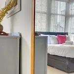 公寓 Stylish 2 Bedroom Maisonette With Parking