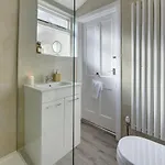 Stylish 2 Bedroom Maisonette With Parking 公寓 *