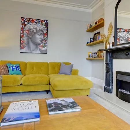 Stylish 2 Bedroom Maisonette With Parking Apartmán