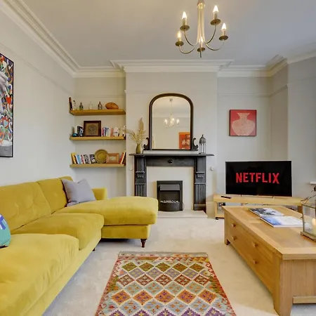 Stylish 2 Bedroom Maisonette With Parking