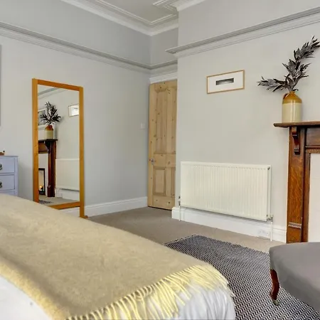 Stylish 2 Bedroom Maisonette With Parking Apartmán