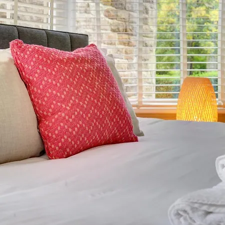 Stylish 2 Bedroom Maisonette With Parking Apartmán *