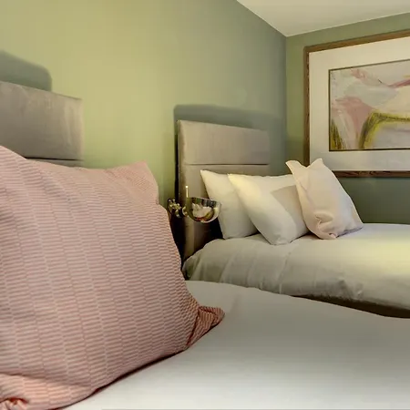Stylish 2 Bedroom Maisonette With Parking Apartmán *