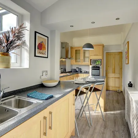 Stylish 2 Bedroom Maisonette With Parking Appartamento
