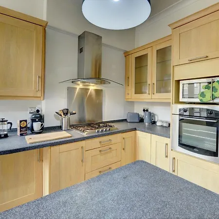 Stylish 2 Bedroom Maisonette With Parking