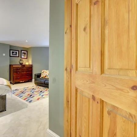 Stylish 2 Bedroom Maisonette With Parking Harrogate