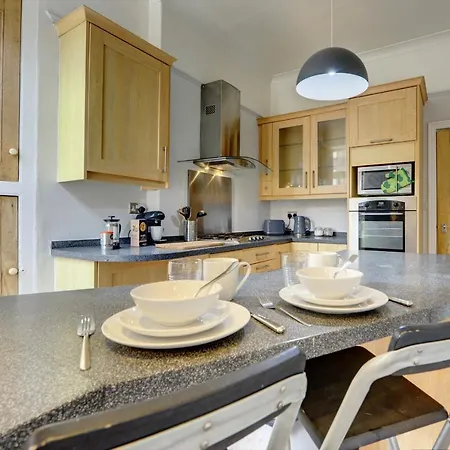 Stylish 2 Bedroom Maisonette With Parking *