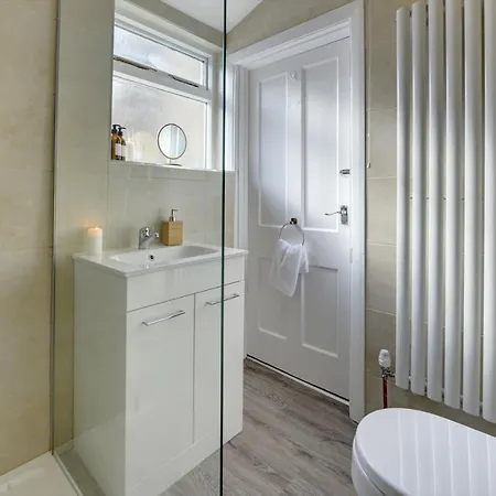 Stylish 2 Bedroom Maisonette With Parking Apartamento *