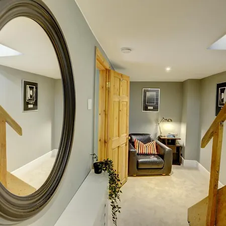 Stylish 2 Bedroom Maisonette With Parking Appartamento *