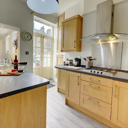 Stylish 2 Bedroom Maisonette With Parking Harrogate