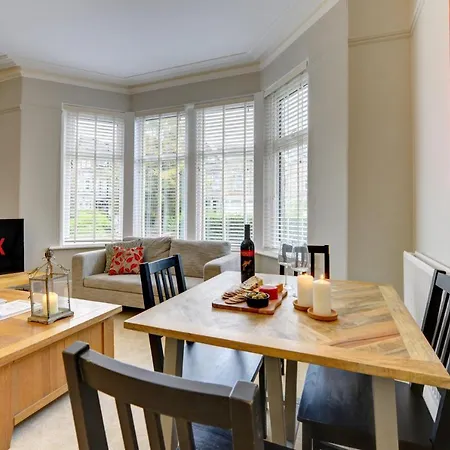 Stylish 2 Bedroom Maisonette With Parking 哈罗盖特