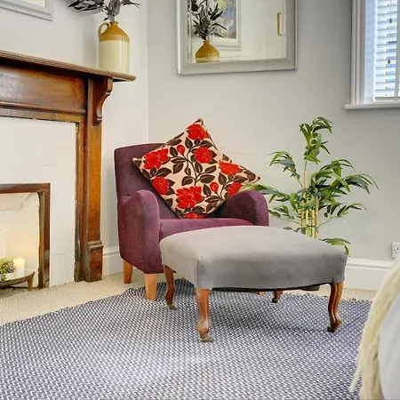 Stylish 2 Bedroom Maisonette With Parking