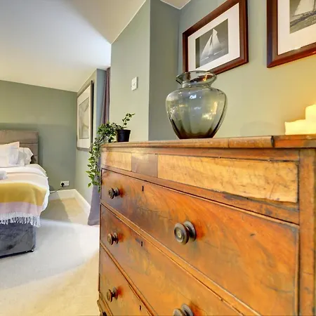 Stylish 2 Bedroom Maisonette With Parking