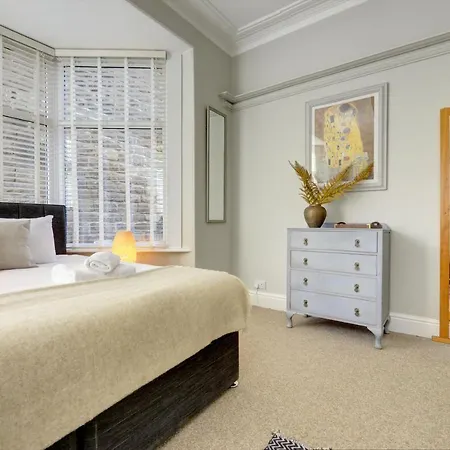 Stylish 2 Bedroom Maisonette With Parking *