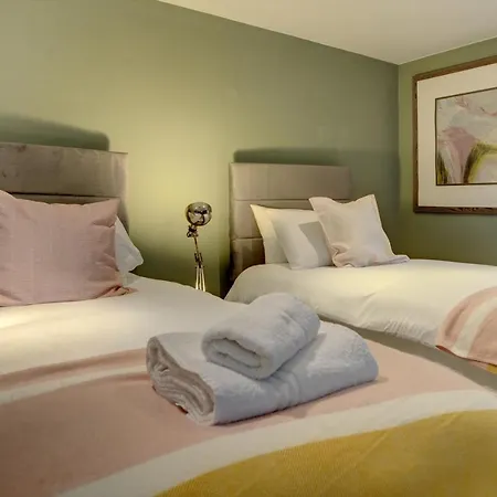 Stylish 2 Bedroom Maisonette With Parking 哈罗盖特