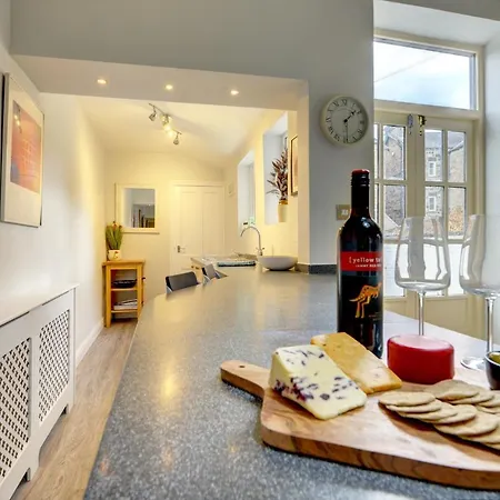 公寓 Stylish 2 Bedroom Maisonette With Parking