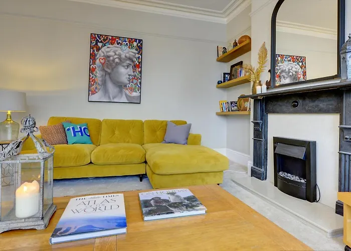 Stylish 2 Bedroom Maisonette With Parking Apartment