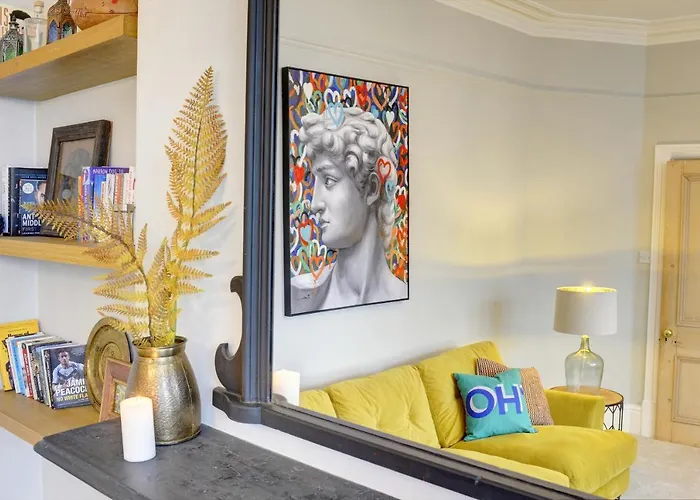 Stylish 2 Bedroom Maisonette With Parking Apartment *