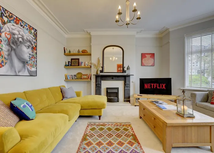 Stylish 2 Bedroom Maisonette With Parking