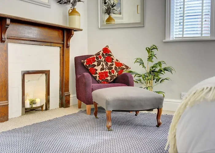 Stylish 2 Bedroom Maisonette With Parking