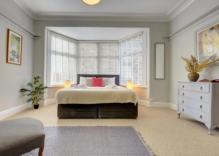 Apartment Stylish 2 Bedroom Maisonette With Parking