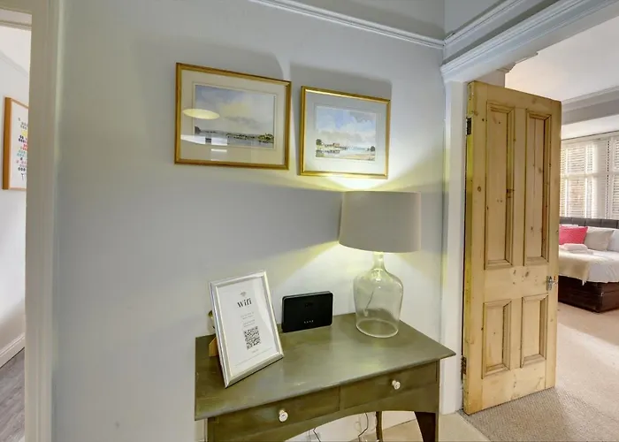 Apartment Stylish 2 Bedroom Maisonette With Parking *