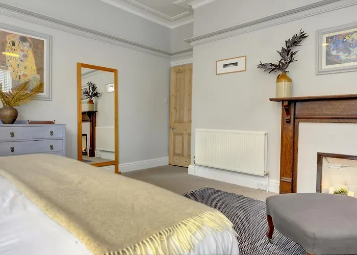 Stylish 2 Bedroom Maisonette With Parking Apartment