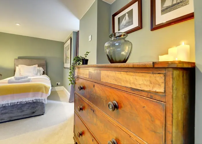 Stylish 2 Bedroom Maisonette With Parking
