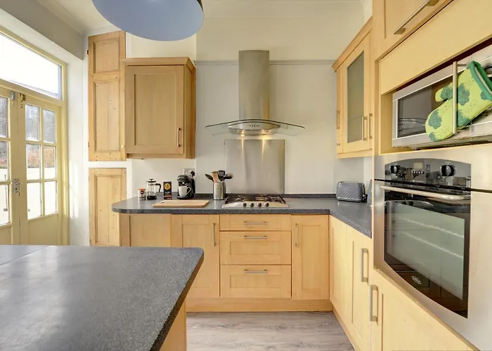 Apartment Stylish 2 Bedroom Maisonette With Parking *