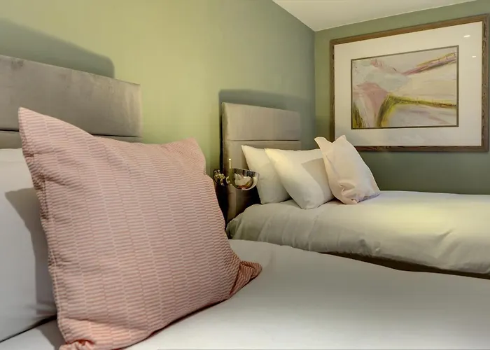 Stylish 2 Bedroom Maisonette With Parking Apartment *