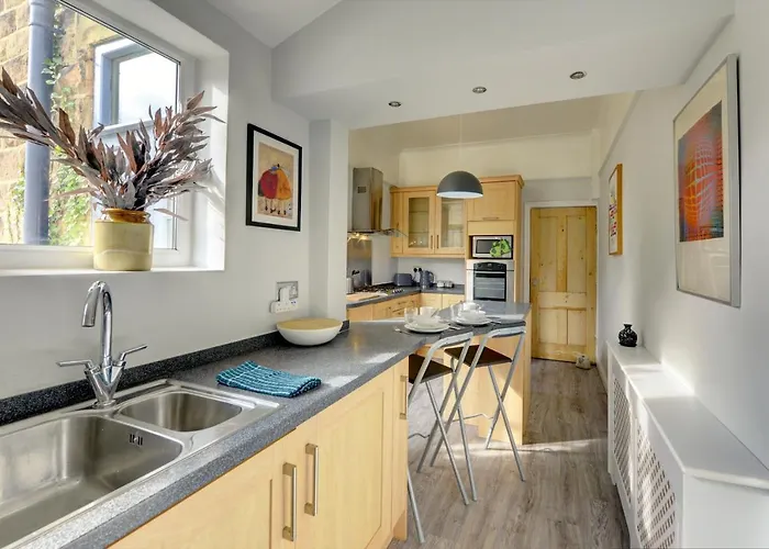 Stylish 2 Bedroom Maisonette With Parking Apartment