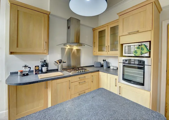 Stylish 2 Bedroom Maisonette With Parking