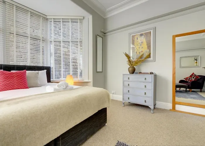Stylish 2 Bedroom Maisonette With Parking *