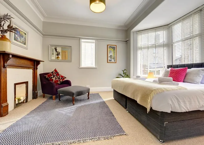 Apartment Stylish 2 Bedroom Maisonette With Parking *
