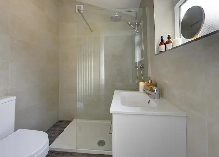 Stylish 2 Bedroom Maisonette With Parking Apartment Harrogate