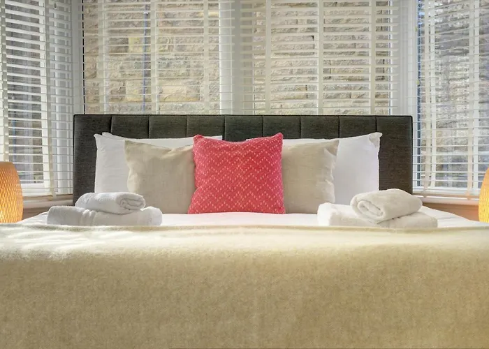 Apartment Stylish 2 Bedroom Maisonette With Parking *