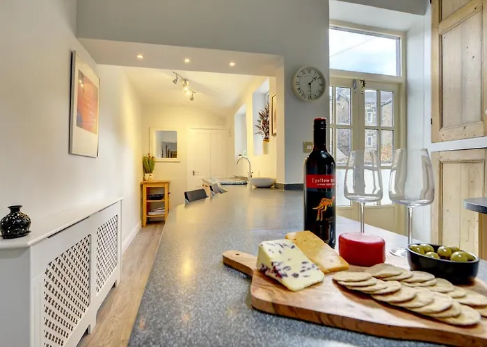 Apartment Stylish 2 Bedroom Maisonette With Parking