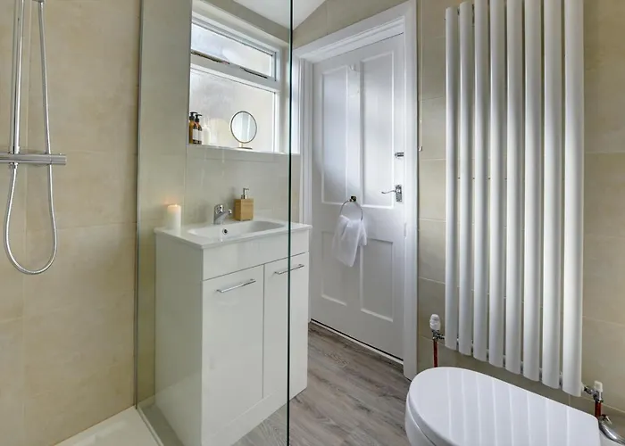 Stylish 2 Bedroom Maisonette With Parking Apartment *