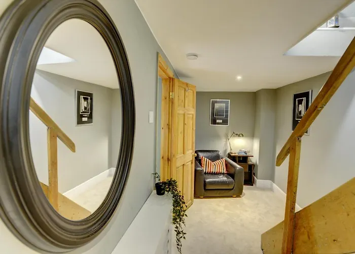 Stylish 2 Bedroom Maisonette With Parking Apartment *